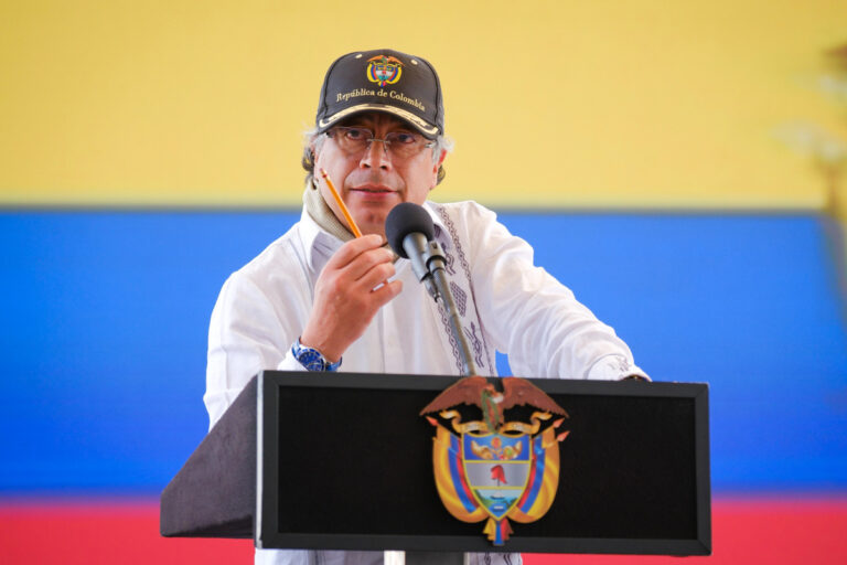 Autoridad electoral colombiana sanciona campaña de Petro por violar topes de financiación