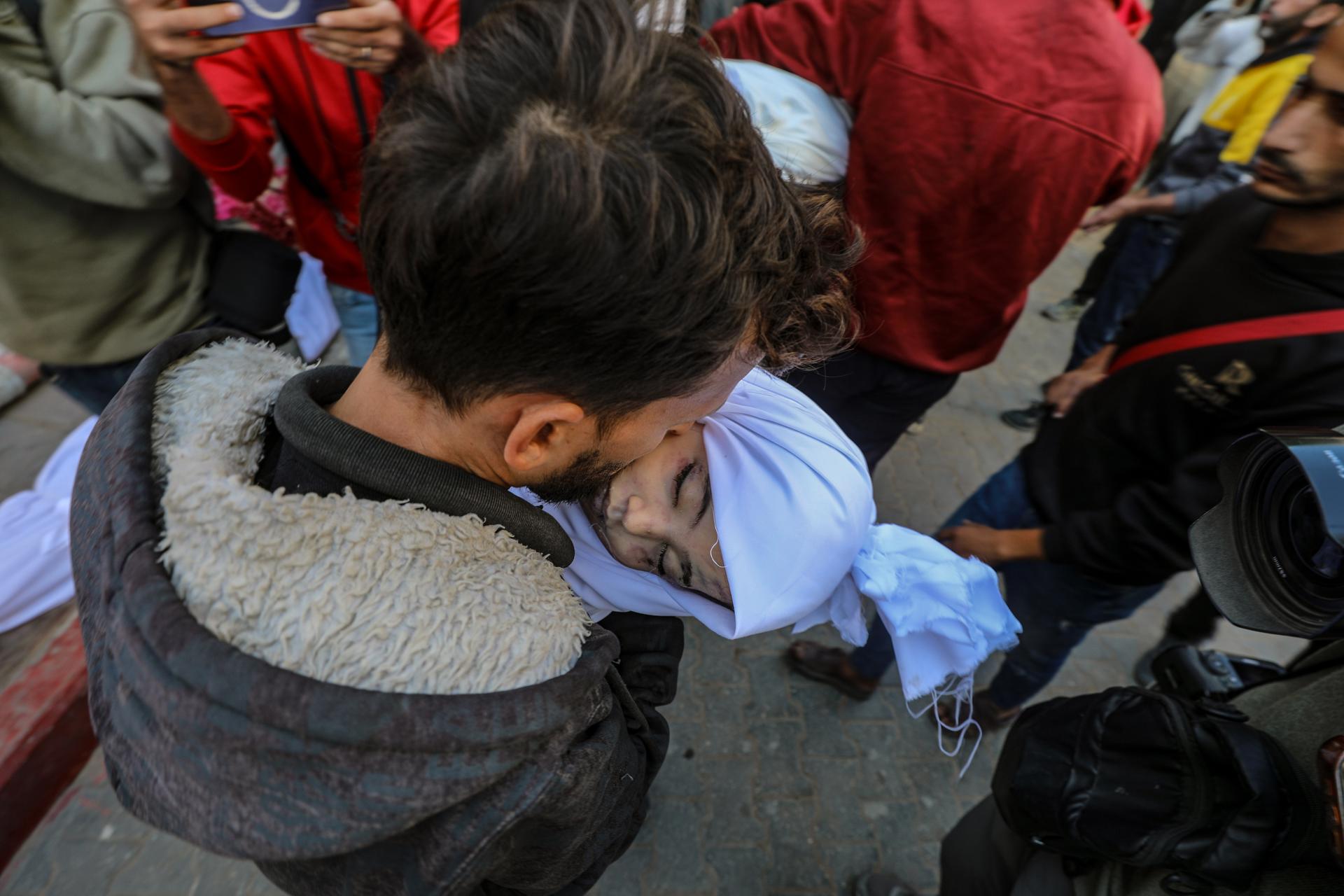 Israel mata a 32 gazatíes, entre ellos 12 niños, en su oleada de bombardeos este miércoles