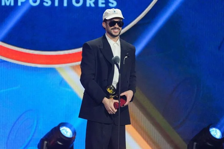 Bad Bunny dedica su Latin Grammy a los niños latinos: “Nunca paren de soñar”