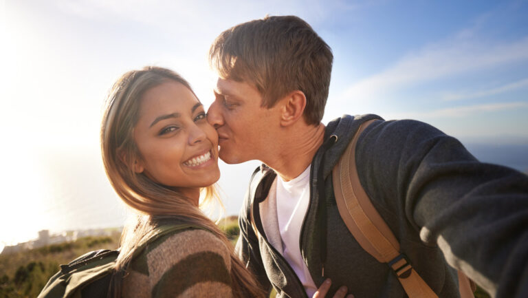 ¿Qué está llevando a las mujeres a ocultar sus relaciones en las redes sociales?