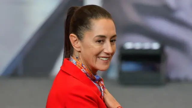 Hombre acosa a la presidenta Claudia Sheinbaum durante saludo en el Centro Histórico