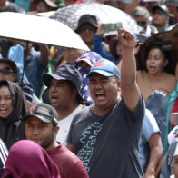 Maestros mexicanos protestan e intentan deribar las vallas que rodean el Palacio Nacional