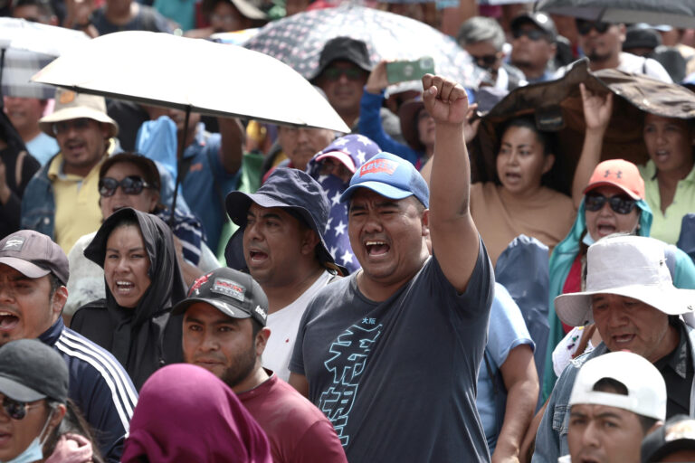 Maestros mexicanos protestan e intentan deribar las vallas que rodean el Palacio Nacional
