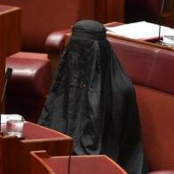 Suspenden siete días a una senadora australiana por irrumpir en el Parlamento con un burka