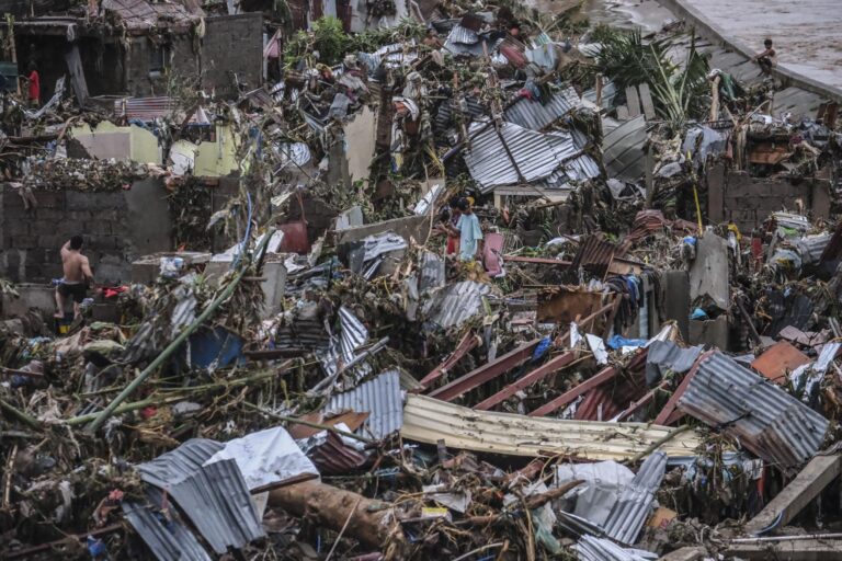Al menos 52 fallecidos y 13 desaparecidos por el impacto del tifón Kalmaegi en Filipinas