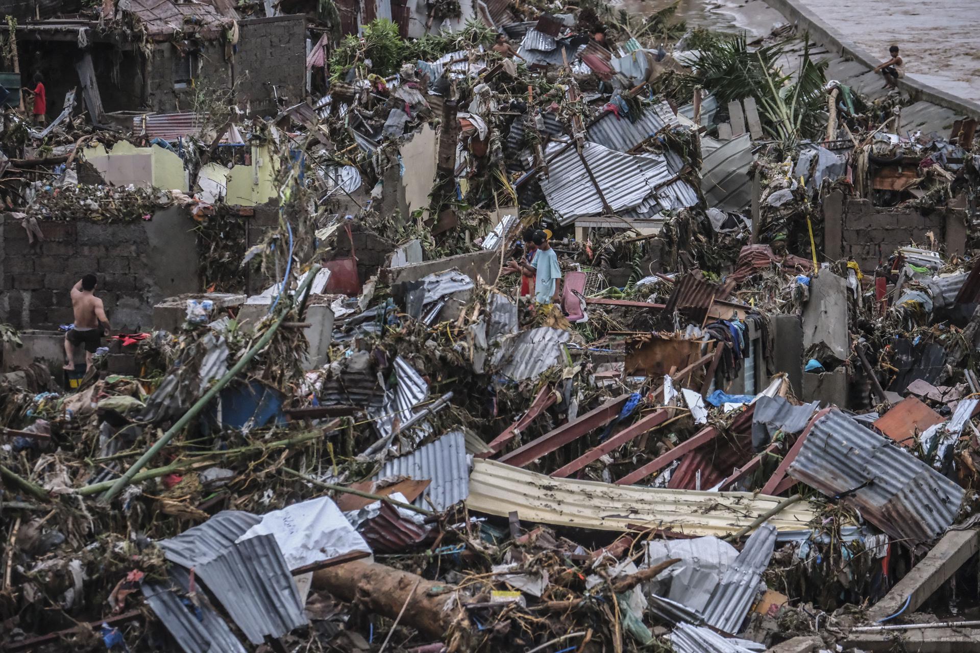 Al menos 52 fallecidos y 13 desaparecidos por el impacto del tifón Kalmaegi en Filipinas