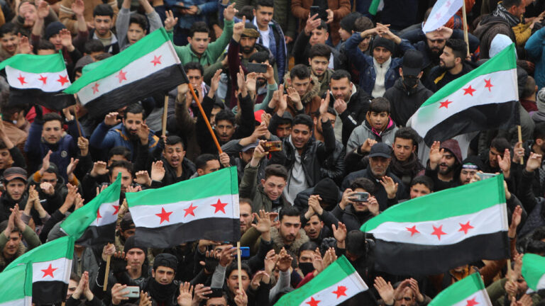 Miles de personas conmemoran el aniversario de la ofensiva que derrocó a Al Asad en Siria