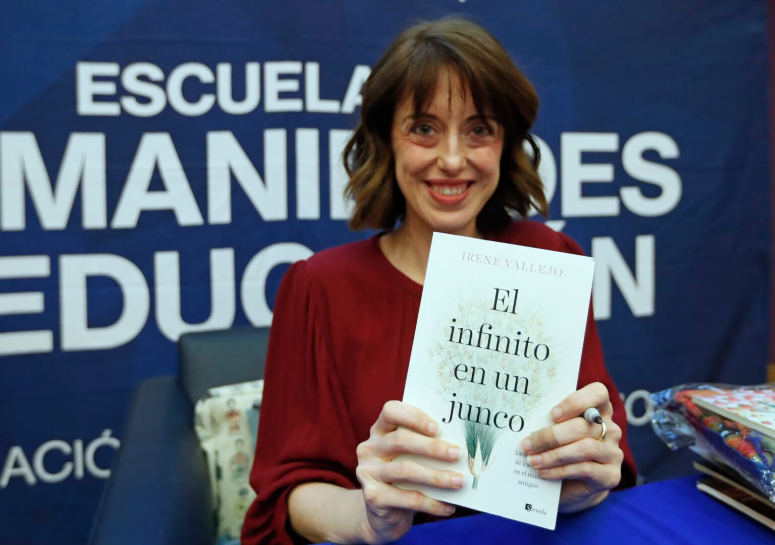 La escritora española Irene Vallejo reivindica la curiosidad como antídoto del miedo
