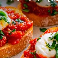 El secreto de la bruschetta perfecta con salsa de tomate y albahaca