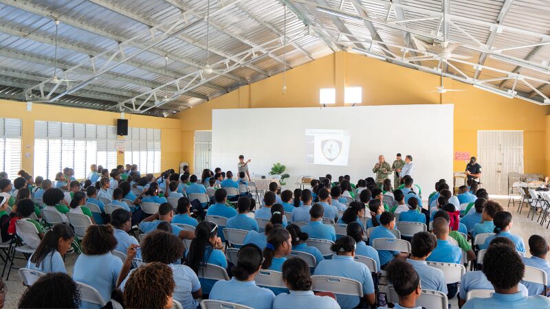 Fideicomiso VBC y la Dirección Antipandillas imparten charlas preventivas a jóvenes de Ciudad Juan Bosch
