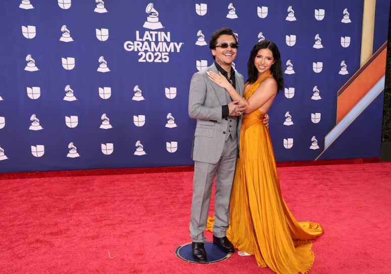 Nodal se lleva el Grammy y causa escándalo al olvidar a Ángela Aguilar en su dedicatoria