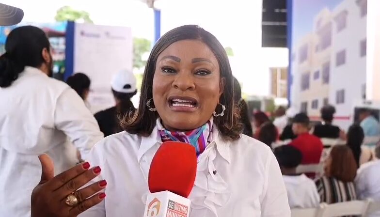 Altagracia de los Santos resalta satisfacción por avances en SDE tras inauguración de 360 viviendas en San Luis