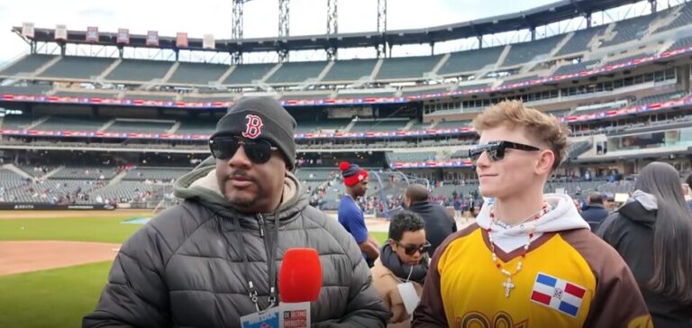 Liam Holland vibra con la cultura dominicana durante el Showdown RD vs. Puerto Rico en el Citi Field
