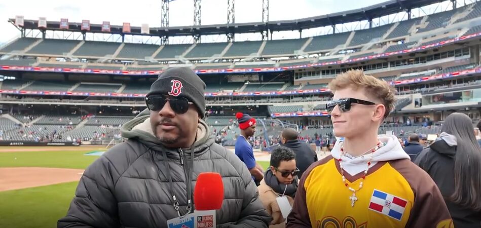 Liam Holland vibra con la cultura dominicana durante el Showdown RD vs. Puerto Rico en el Citi Field