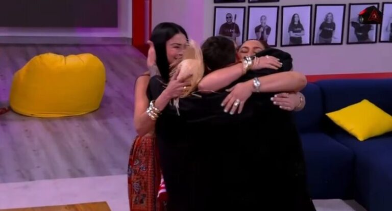 Familia de Jlexis sorprende con emotiva visita en La Casa de Alofoke 2