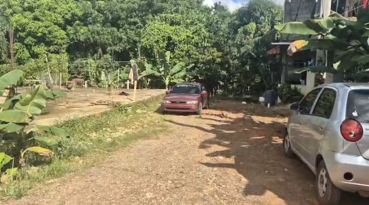 Moradores del kilómetro 25 en Pedro Brand reclaman arreglo de calles sin asfalto ni nombre