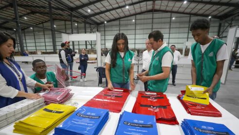 El 'No' sigue adelante en las cuatro preguntas del referéndum de Ecuador al 50 % escrutado