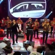 El Grupo de merengue típico contagio a Tito el Bambino y a los participantes de La Casa de Alofoke 2