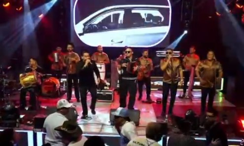 El Grupo de merengue típico contagio a Tito el Bambino y a los participantes de La Casa de Alofoke 2