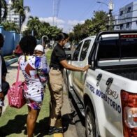 Haitiana siendo deportada desde un hospital.