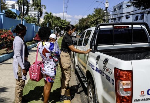 Haitiana siendo deportada desde un hospital.