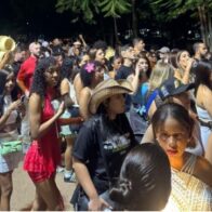 Ambiente en los alrededores del Estadio Olímpico previo al concierto de Bad Bunny