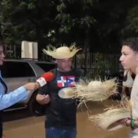 Vendedores hacen su agosto a las afueras del concierto de Bad Bunny