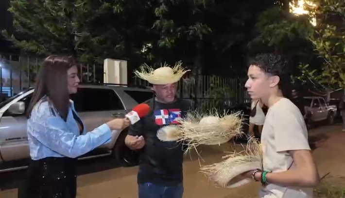Vendedores hacen su agosto a las afueras del concierto de Bad Bunny