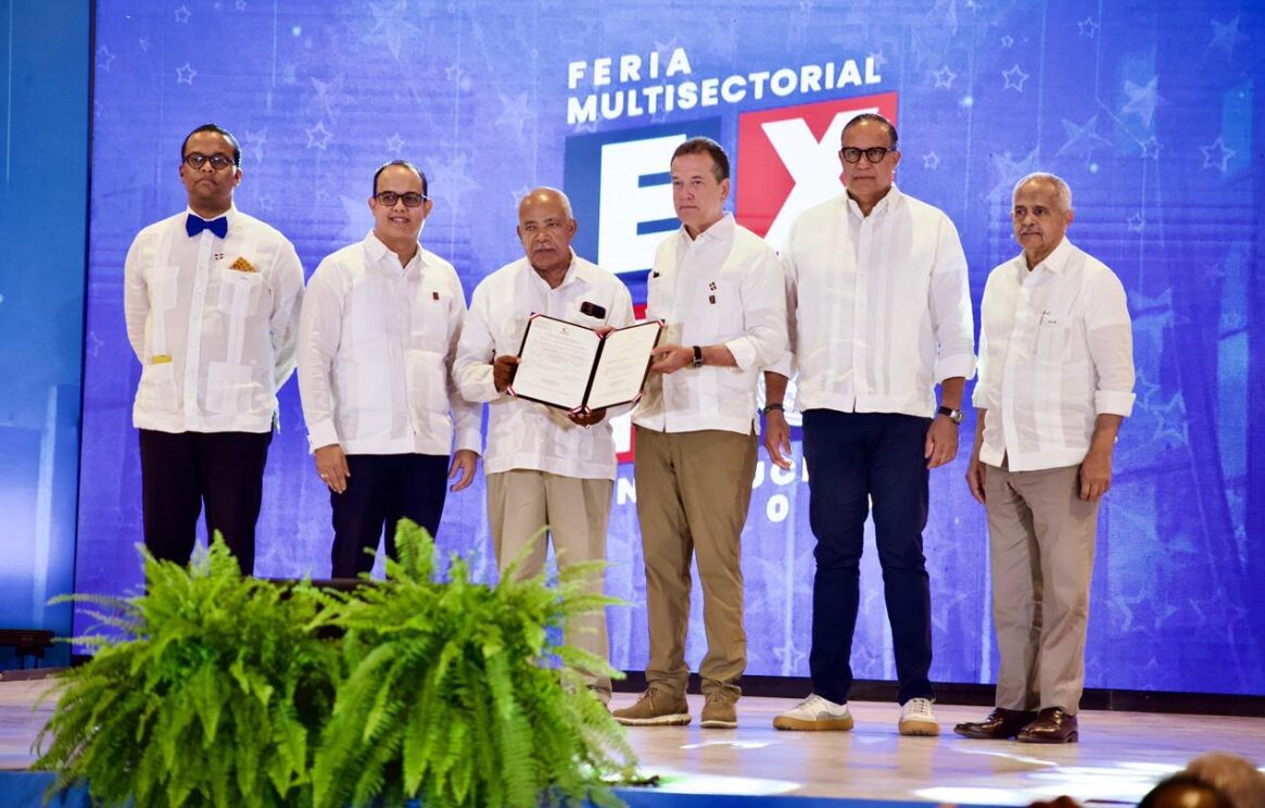 MICM y ODAC entregaron la acreditación internacional al Clúster del Aguacate de Cambita durante Expo Constitución 2025.