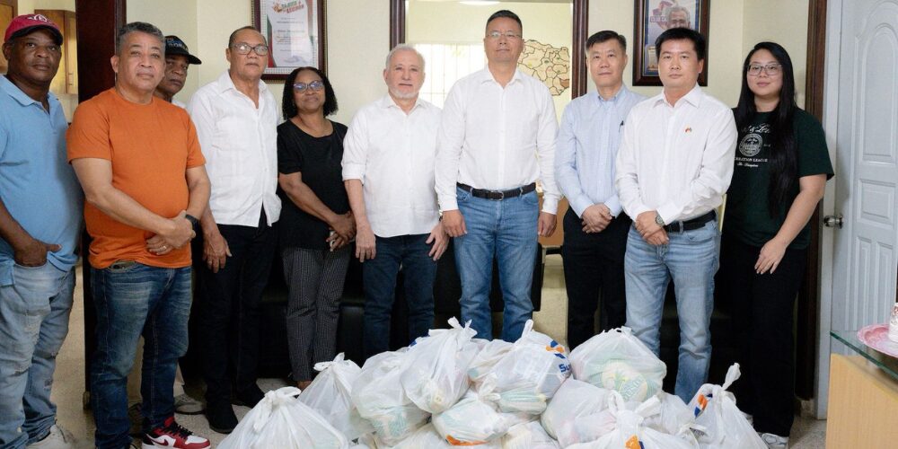 Oficina Senatorial de Santo Domingo realiza operativo humanitario tras el paso de la tormenta Melissa
