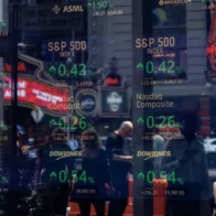 Wall Street cierra el mes en verde, pero el Nasdaq retrocede por temor a una burbuja de la IA