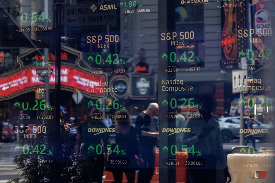 Wall Street cierra el mes en verde, pero el Nasdaq retrocede por temor a una burbuja de la IA