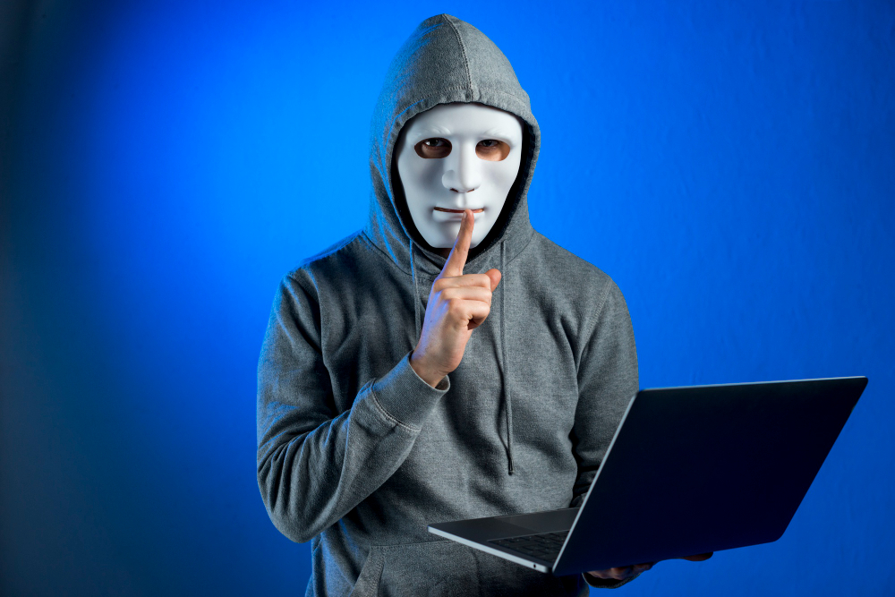 Cibercriminales suplantan a un banco en redes sociales y toman control del celular de sus víctimas