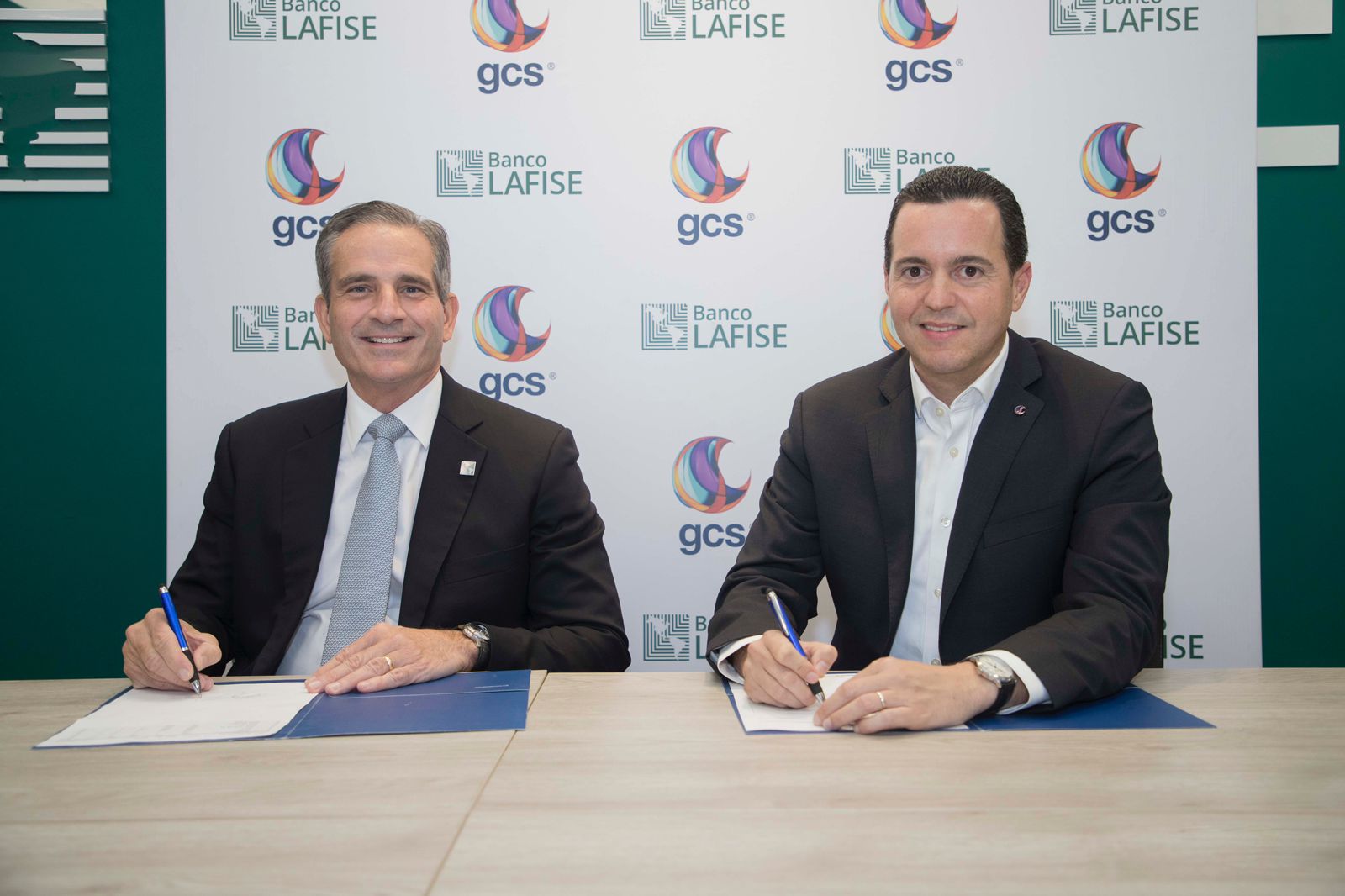 Firma de convenio.