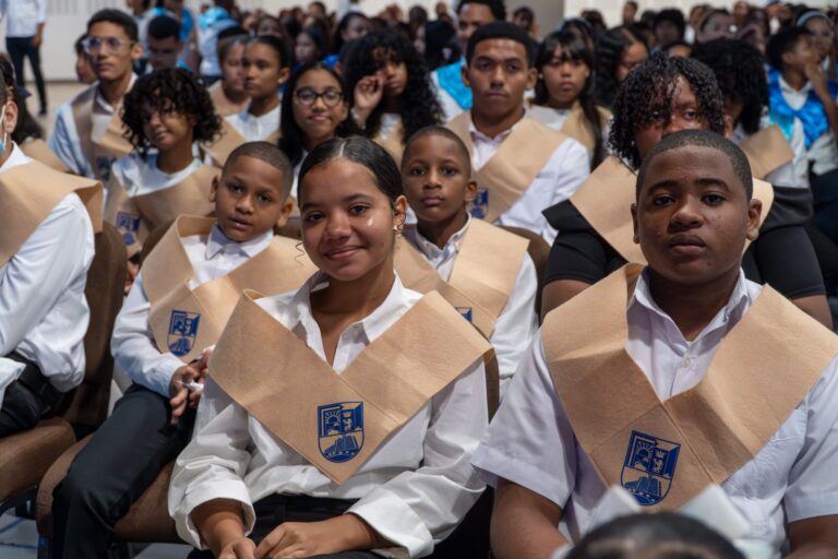 1,560 niños se gradúan de inglés totalmente gratis a través del Plan PROA