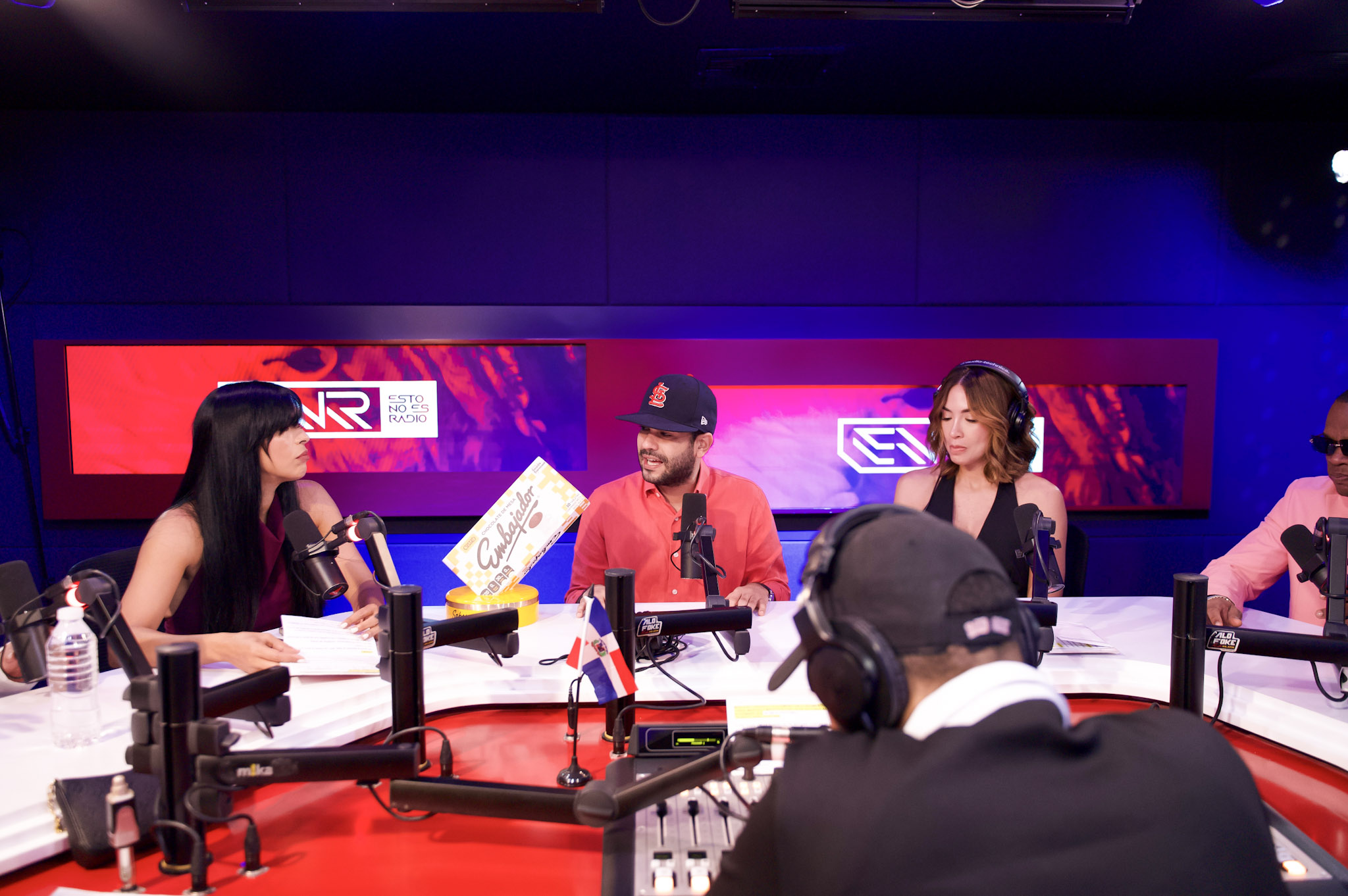 Panelistas de Esto No es Radio acusan al novio de Valka de ejercer control emocional y manipulación sobre ella