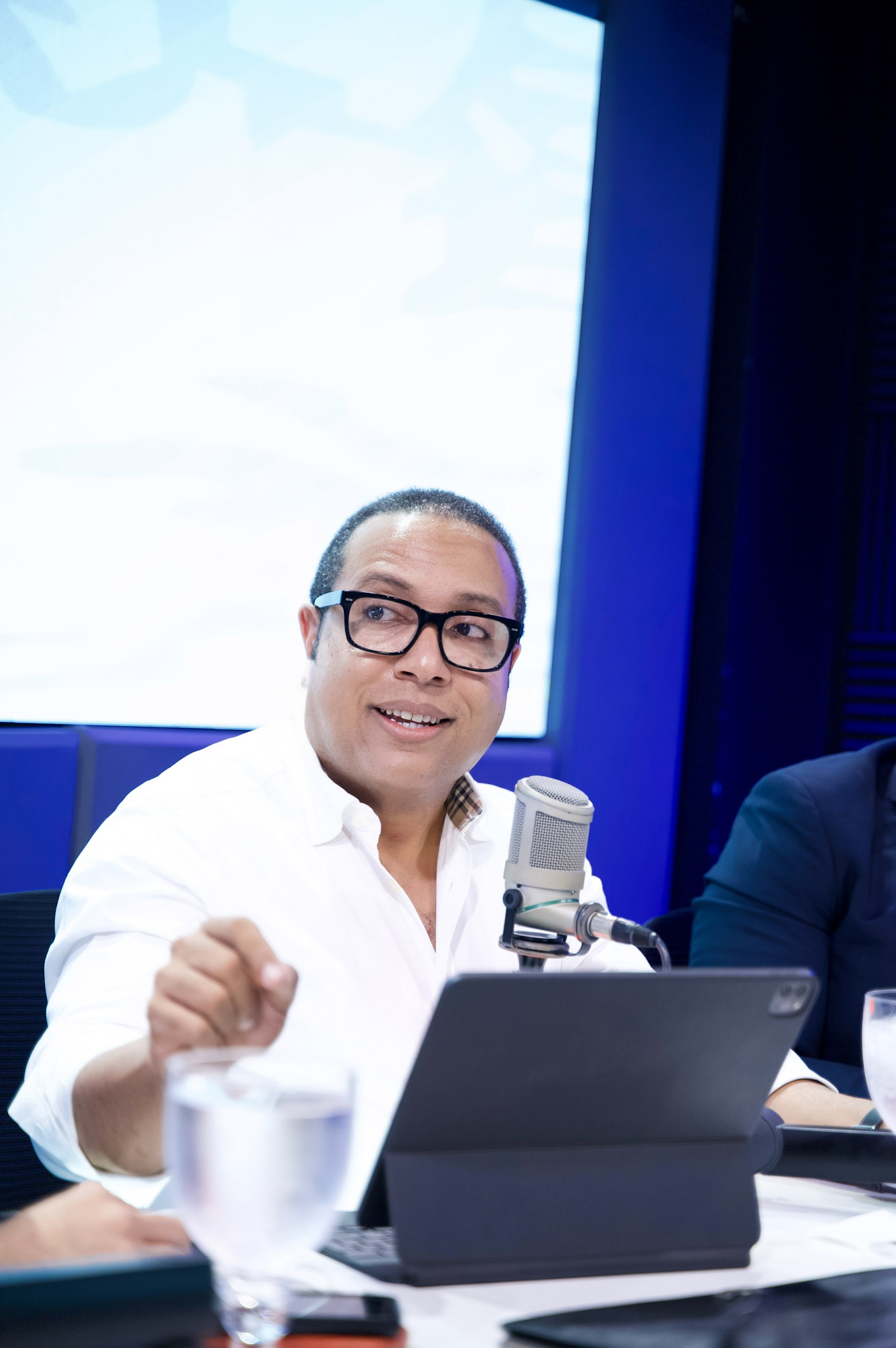 Gobierno atrapado: Eliseo Almánzar denuncia gasto corriente desbordado y "festival de pensiones"