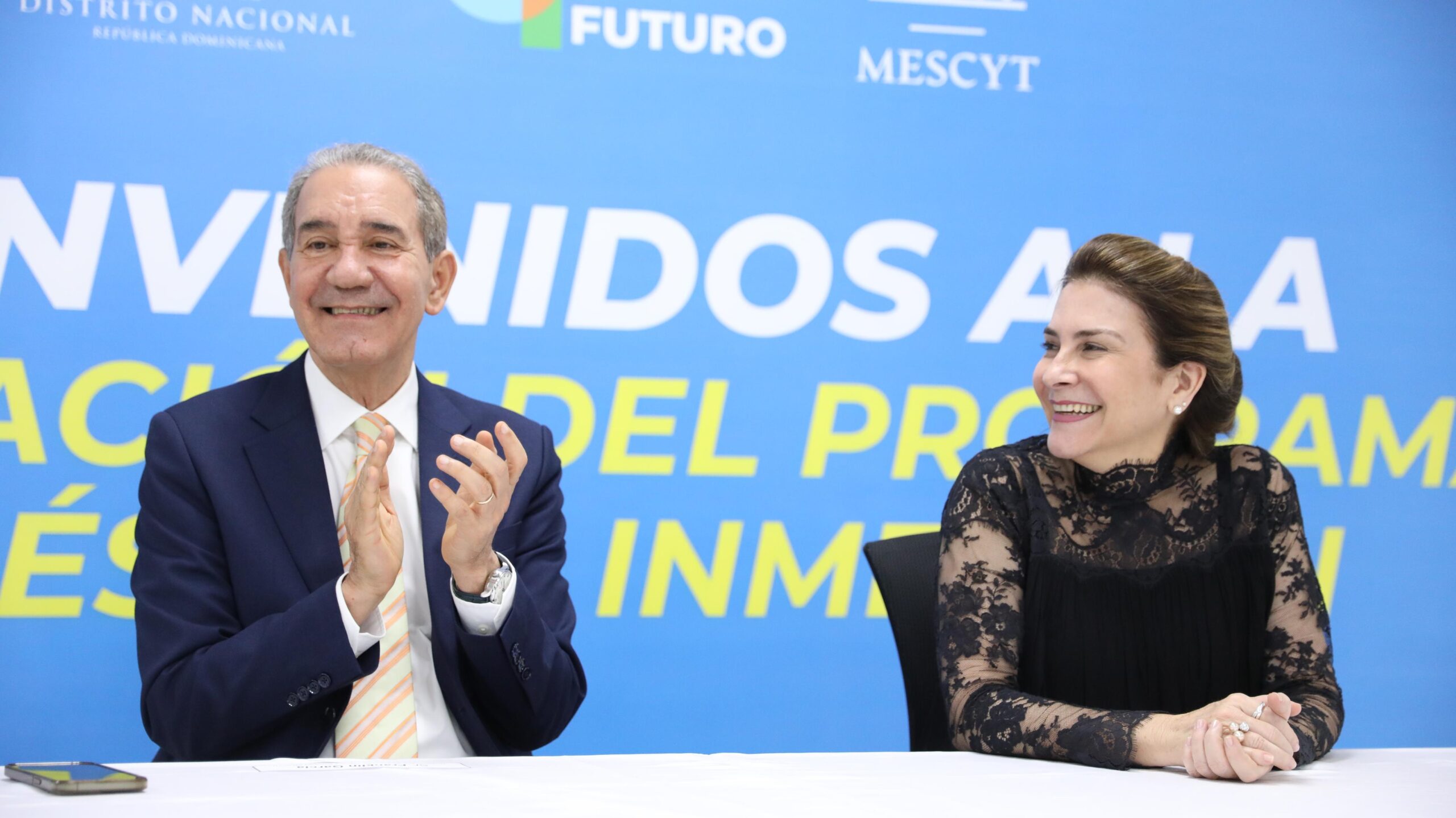 MESCyT gradúa 41 jóvenes en inglés por inmersión en Cristo Rey y promete ampliar el programa en Centro Futuro