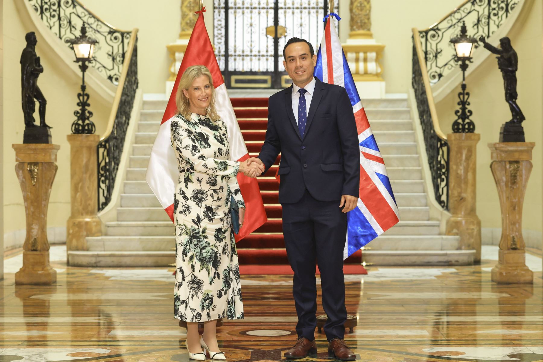 La duquesa de Edimburgo se reúne con el presidente de Perú, tras conocer la Amazonía