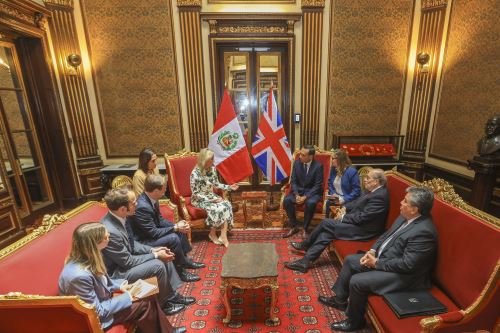 La duquesa de Edimburgo se reúne con el presidente de Perú, tras conocer la Amazonía