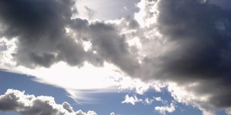 Vaguada provocará aguaceros, tronadas y ráfagas de viento este lunes en varias provincias del país