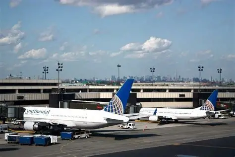 El aeropuerto de Newark limita y retrasa vuelos por escasez de controladores
