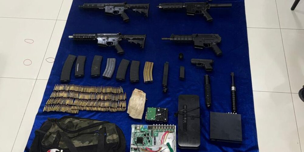 DNCD y MP ocupan más de 5,000 gramos de presunta cocaína y arsenal de armas en SDE