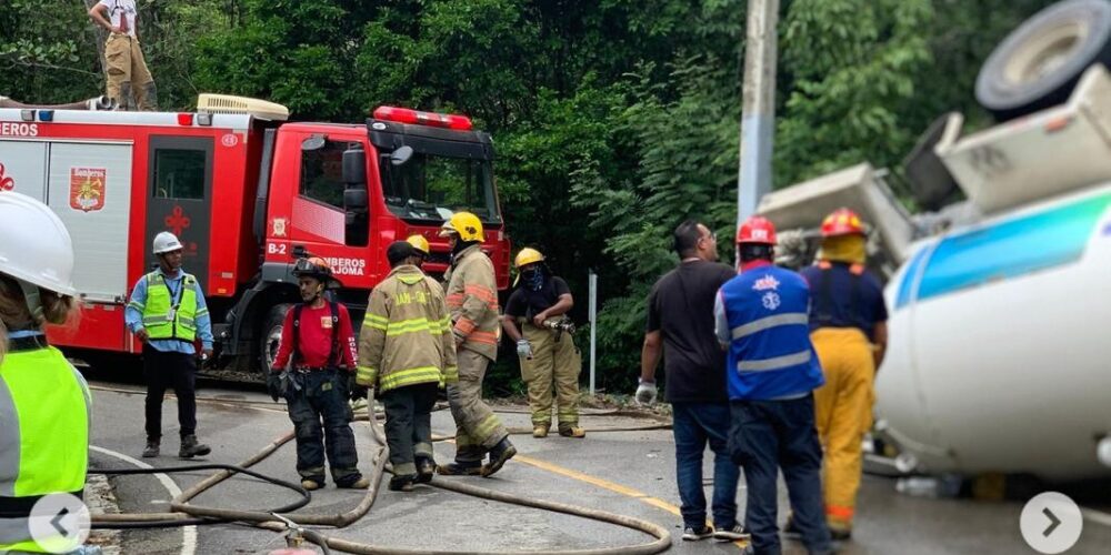Un muerto y un herido al volcarse camión tanquero de gas en la carretera Jánico–Santiago