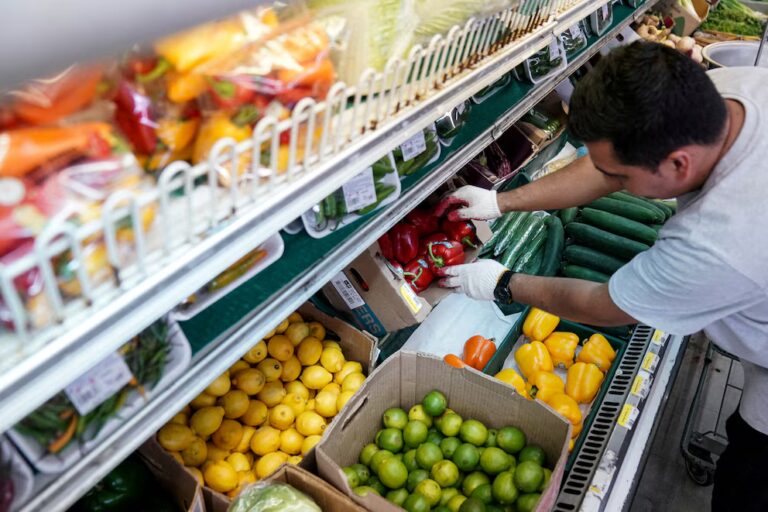 Trump suspende aranceles a importaciones agrícolas para contener el alza de precios en EE.UU.