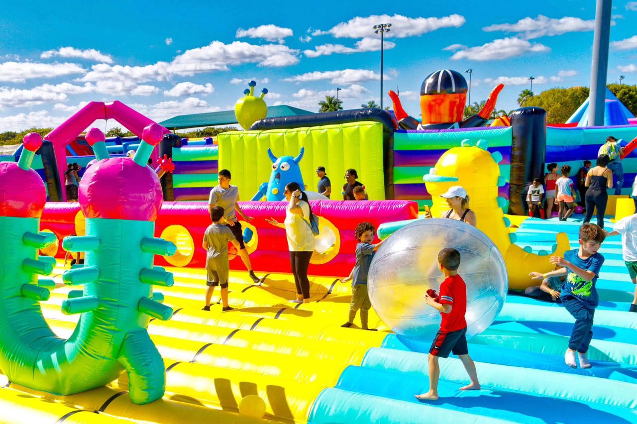 Gigante parque inflable Rebotín Park llega con nuevas emociones a Santiago