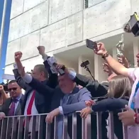 Presidente de Costa Rica arenga a sus seguidores y canta tras audiencia sobre su desafuero