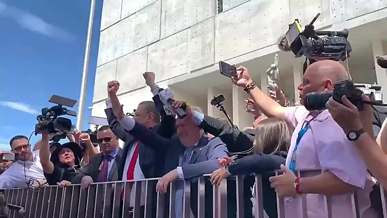 Presidente de Costa Rica arenga a sus seguidores y canta tras audiencia sobre su desafuero