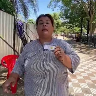 Vendedores ambulantes paraguayos protestan por sitios de trabajo para concierto de Shakira