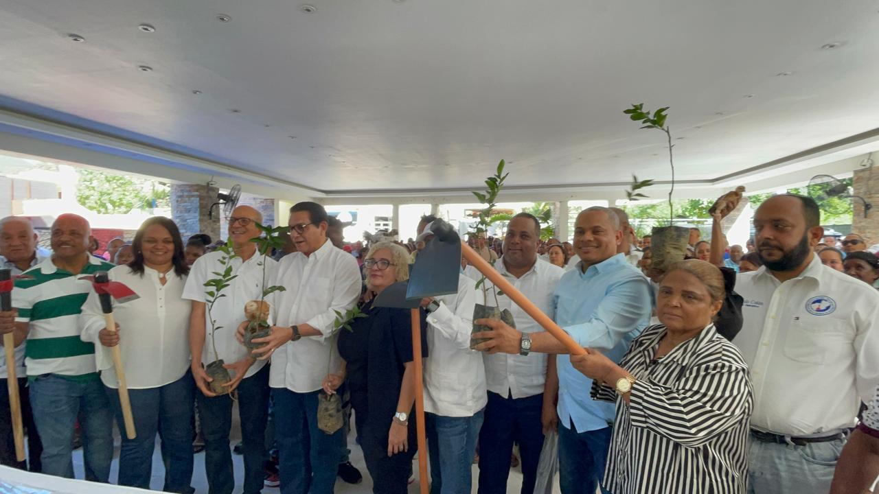 Senador Daniel Rivera lanza programa “500x500” en El Limón de Villa González para impulsar desarrollo y autosuficiencia comunitaria